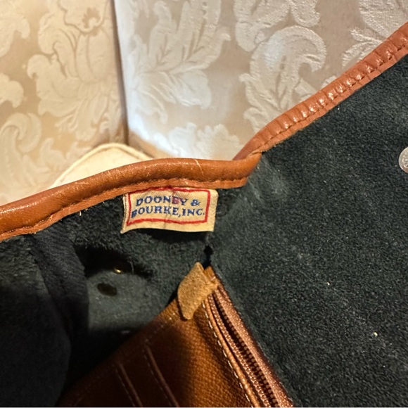 vintage black & tan Dooney & Bourke leather Crossbody bag. EUC - Picture 8 of 13